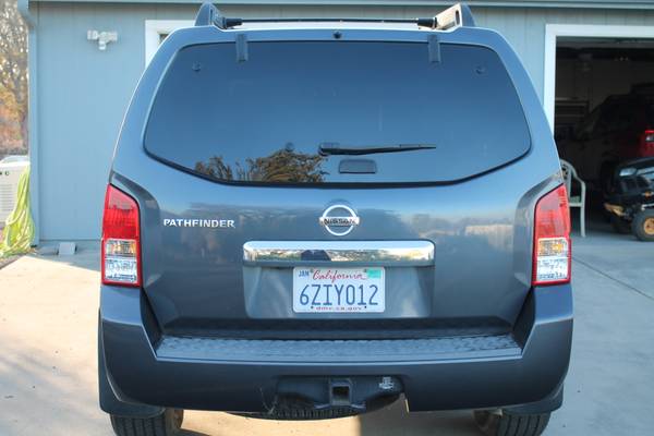 2011 Nissan Pathfinder S 4dr 4x4 Automatic — photo 4