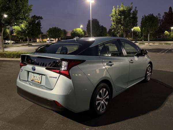 2019 Toyota Prius LE 5dr Front-wheel Drive Hatchback CVT — photo 4