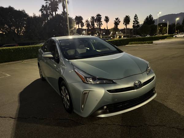 2019 Toyota Prius LE 5dr Front-wheel Drive Hatchback CVT — photo 1