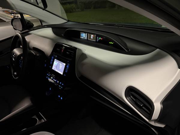 2019 Toyota Prius LE 5dr Front-wheel Drive Hatchback CVT — photo 10