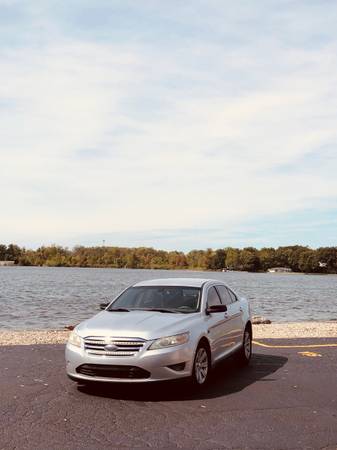 2010 Ford Taurus SE 4dr Front-wheel Drive Sedan Automatic — photo 2