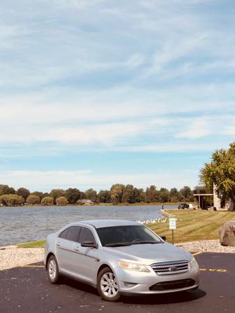 2010 Ford Taurus SE 4dr Front-wheel Drive Sedan Automatic — photo 1