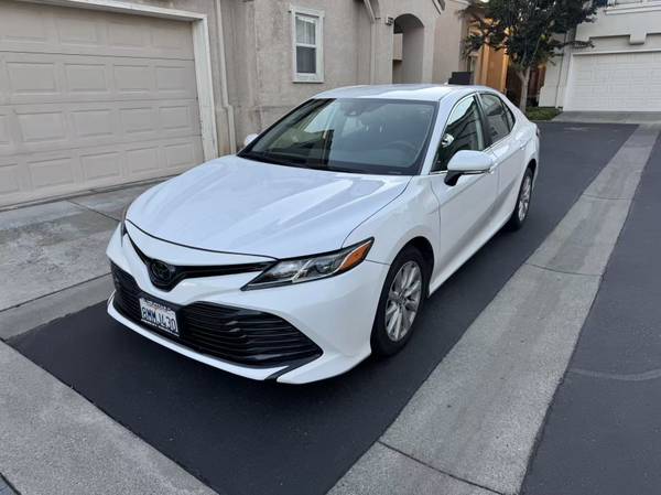 2019 Toyota Camry SE — photo 3