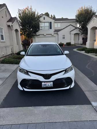 2019 Toyota Camry SE — photo 1
