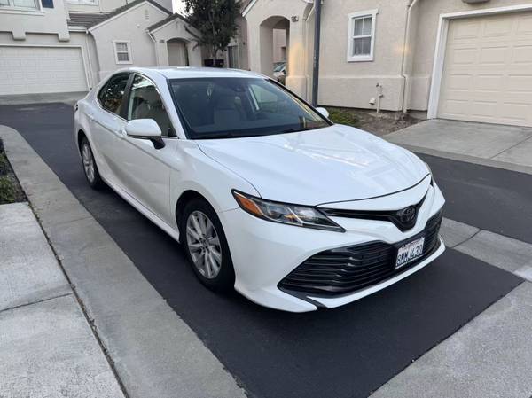 2019 Toyota Camry SE — photo 2