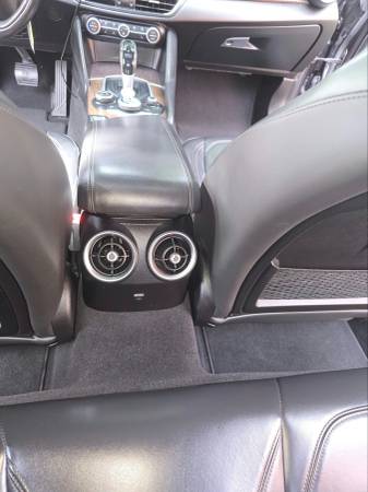 2017 Alfa Romeo Giulia Base — photo 4