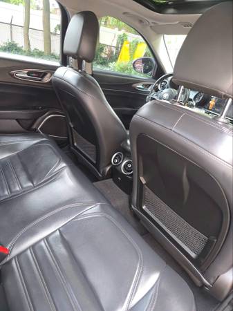 2017 Alfa Romeo Giulia Base — photo 10