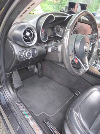 2017 Alfa Romeo Giulia Base — photo 5