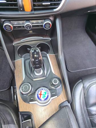 2017 Alfa Romeo Giulia Base — photo 3