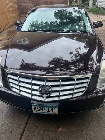 2009 Cadillac DTS 1SD 4dr Sedan Automatic — photo 2