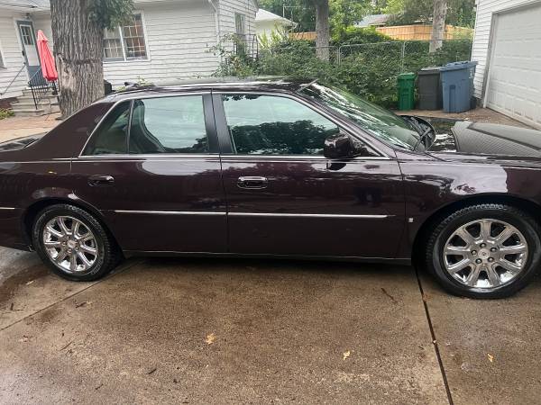 2009 Cadillac DTS 1SD 4dr Sedan Automatic — photo 1