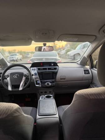 2015 Toyota Prius V Three — photo 3