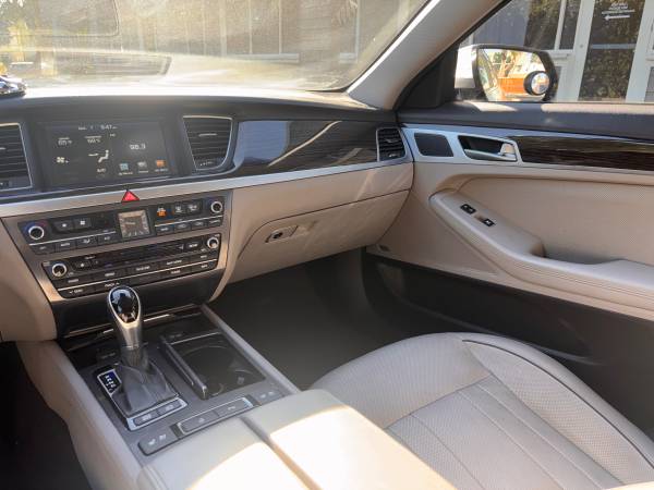 2015 Genesis Sedan — photo 9
