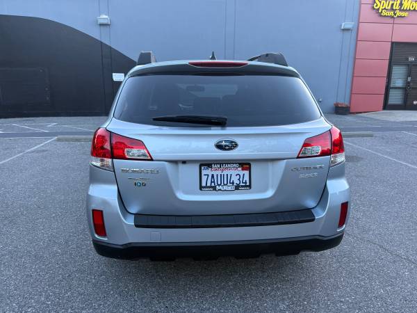 2013 Subaru Outback 2.5i Limited — photo 6
