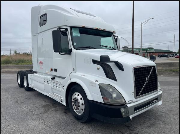 2007 Volvo Semi Truck — photo 2