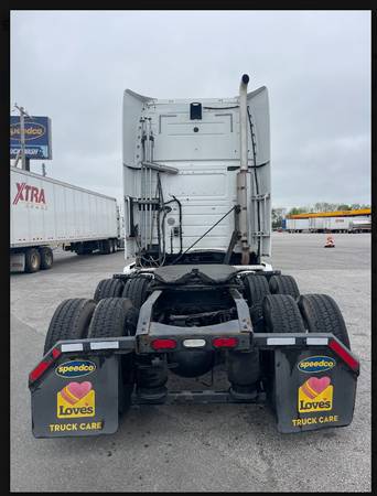 2007 Volvo Semi Truck — photo 4