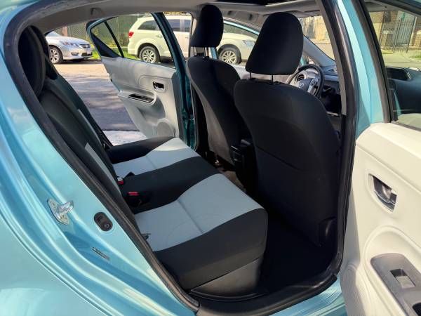 2013 Toyota Priuz Muy — photo 12