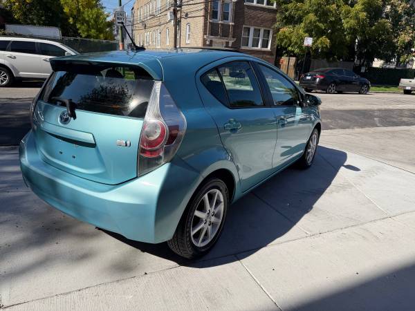 2013 Toyota Priuz Muy — photo 5