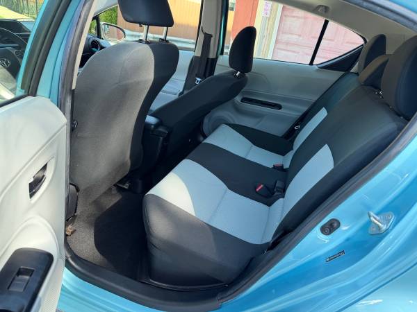 2013 Toyota Priuz Muy — photo 11