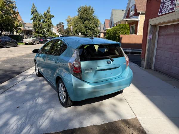 2013 Toyota Priuz Muy — photo 3