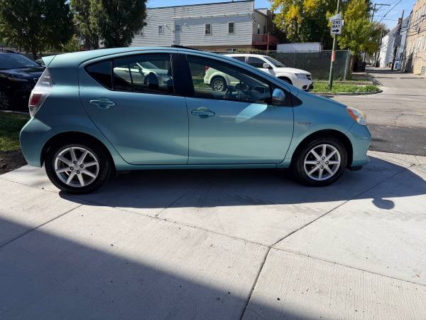 2013 Toyota Priuz Muy — photo 6