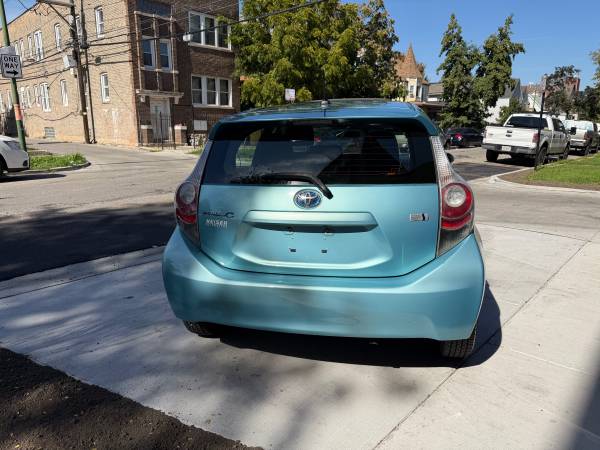 2013 Toyota Priuz Muy — photo 4