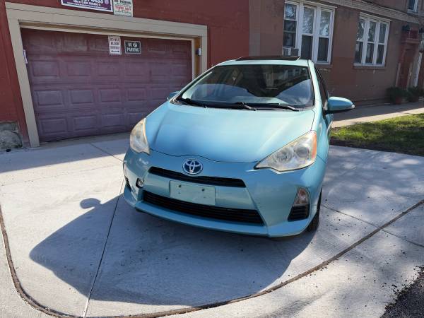 2013 Toyota Priuz Muy — photo 8