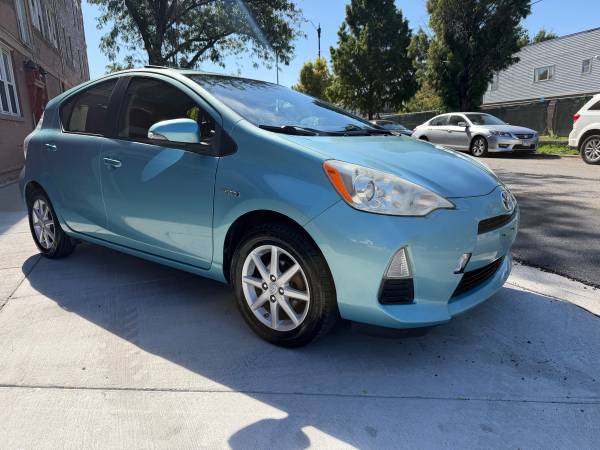 2013 Toyota Priuz Muy — photo 7