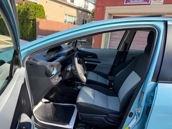 2013 Toyota Priuz Muy — photo 10