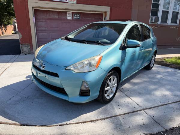 2013 Toyota Priuz Muy — photo 1