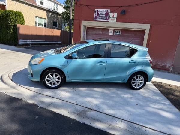 2013 Toyota Priuz Muy — photo 2