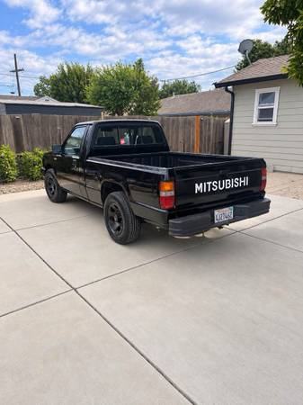 1991 Mitsubishi Mighty MAX Mighty Max 2dr One Ton Standard Cab LB — photo 3