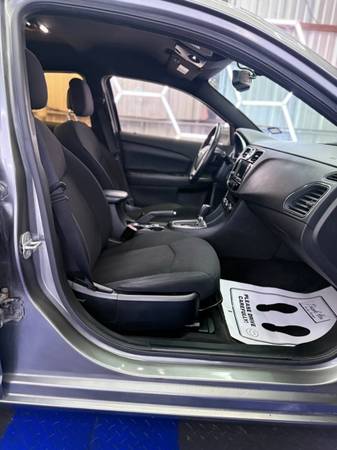 2012 Chrysler 200 S 4dr Sedan Automatic — photo 5