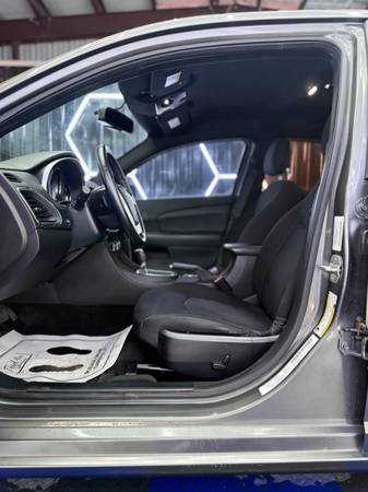 2012 Chrysler 200 S 4dr Sedan Automatic — photo 7