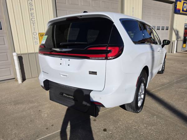 2024 Chrysler Pa — photo 3