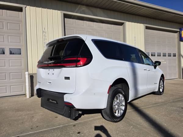 2024 Chrysler Pa — photo 4