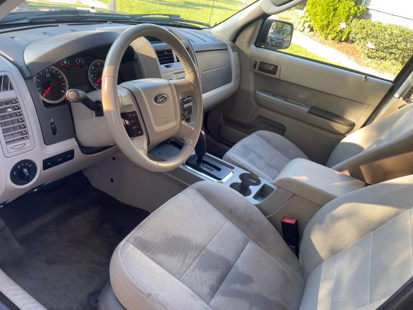2011 Ford Escape XLT 4dr Front-wheel Drive Automatic — photo 2