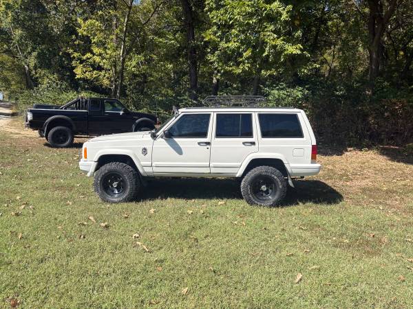 1998 Jeep Cherokee SE 2dr SUV — photo 1