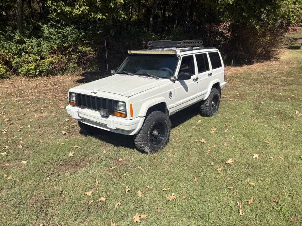 1998 Jeep Cherokee SE 2dr SUV — photo 2