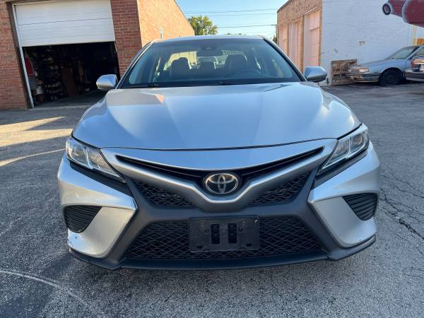 2018 Toyota Camry SE — photo 2