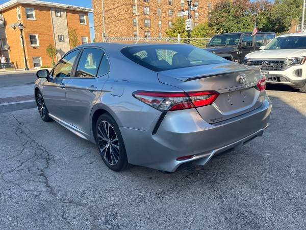 2018 Toyota Camry SE — photo 7