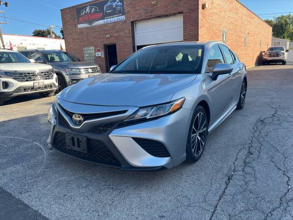 2018 Toyota Camry SE — photo 1