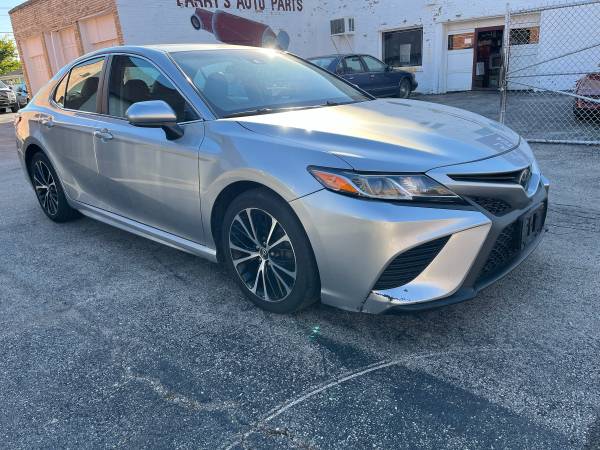 2018 Toyota Camry SE — photo 3