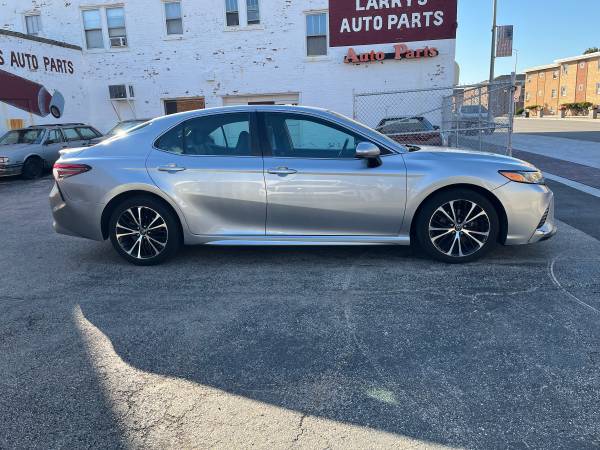 2018 Toyota Camry SE — photo 4