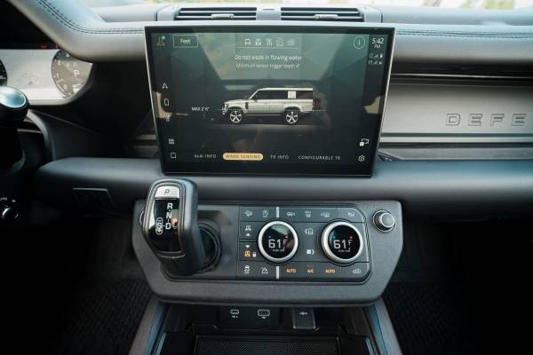 2023 Land Rover Defender X — photo 10