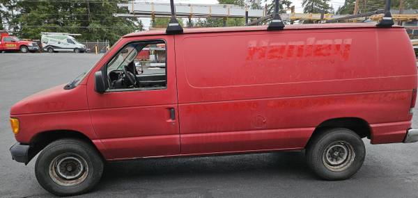 2003 Ford E 350 Super Duty XL Wagon Automatic — photo 1