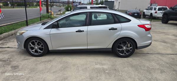 2012 Ford Focus S 4dr Sedan Automatic — photo 2