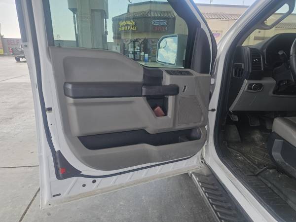 2016 Ford F-150 Platinum — photo 9