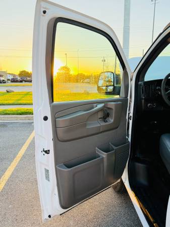 2014 Chevrolet Express 3500 DIESEL Rear-wheel Drive Cargo Van Automatic — photo 9