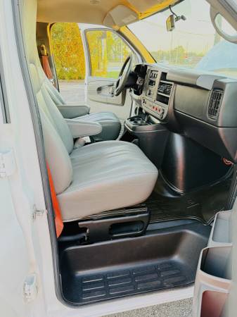 2014 Chevrolet Express 3500 DIESEL Rear-wheel Drive Cargo Van Automatic — photo 12